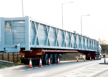 Ciężarówka z ładunkiem ponadnormatywnym