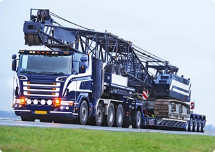 Transport dźwigu ciężarówką