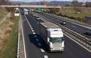 Transport kołowy - ciężarówki na drodze